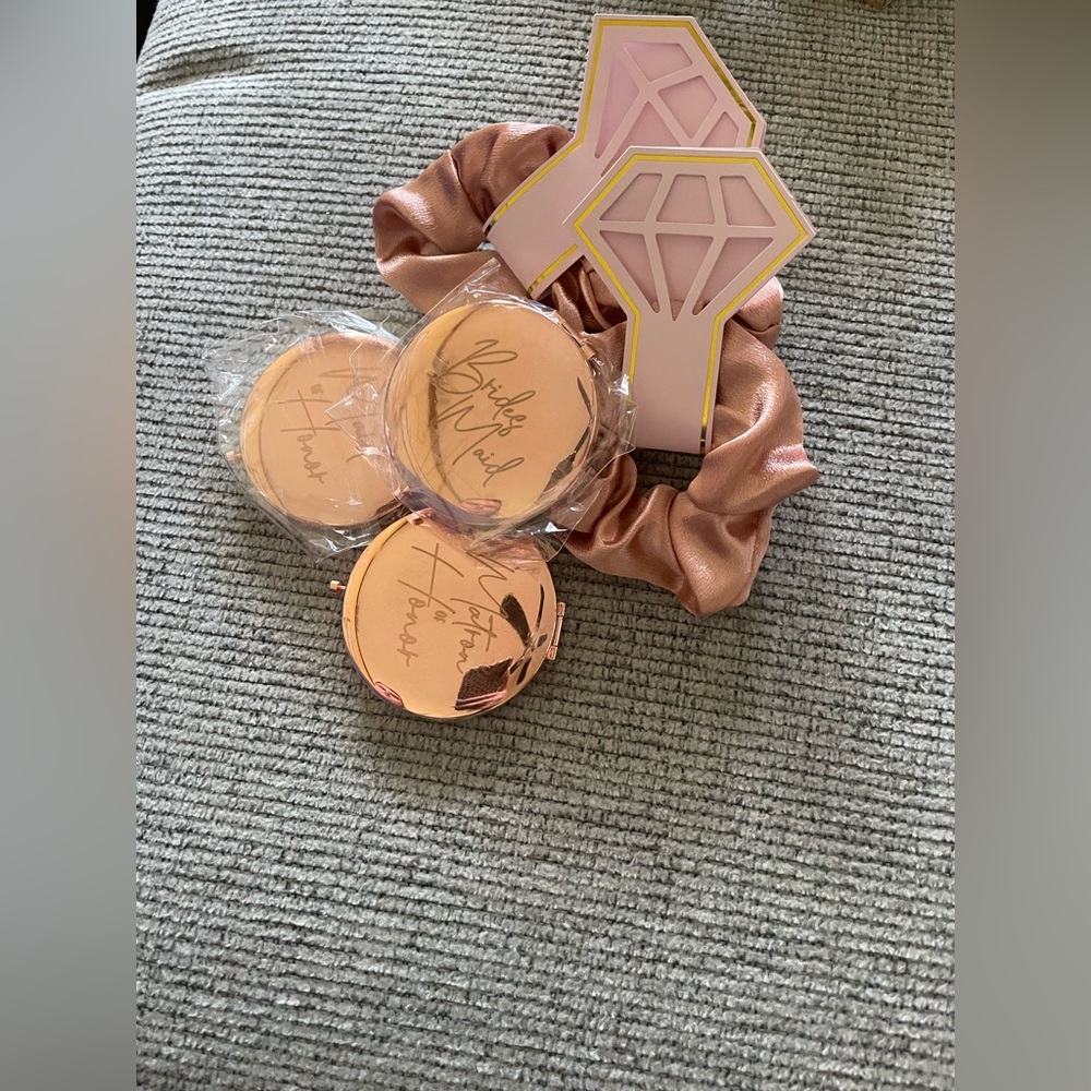Bridesmaid compact mirror, and scrunchie set.